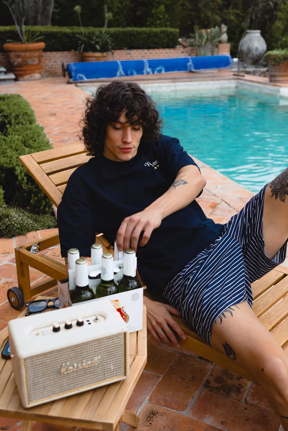 Editorial Late Nites de FATE Studios: escena de verano junto a una alberca