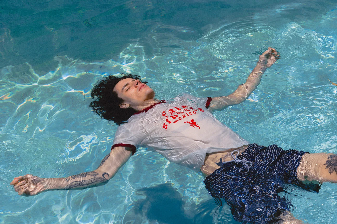 Editorial Late Nites de FATE Studios: playera ringer en una escena de alberca