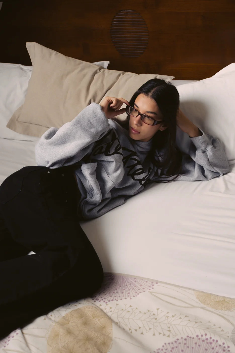 Editorial Atelier 01 de FATE Studios: sudadera gris en una escena de habitación